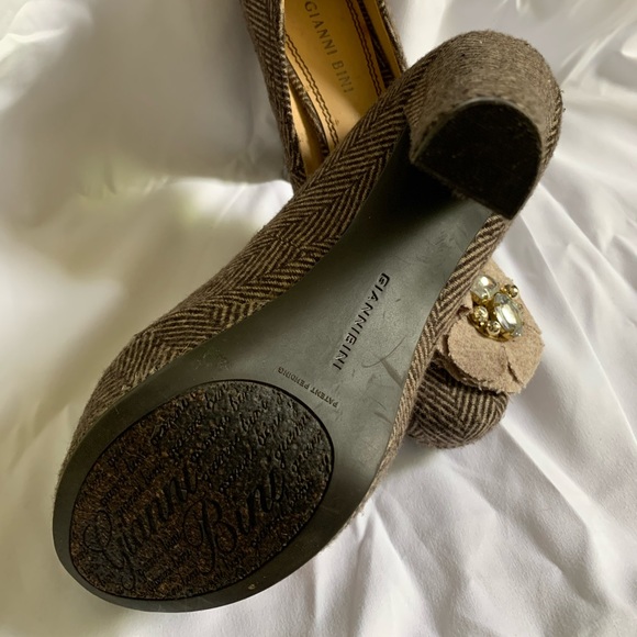 Gianni Bini 5”, brown, herringbone fabric heels. - Picture 2 of 3